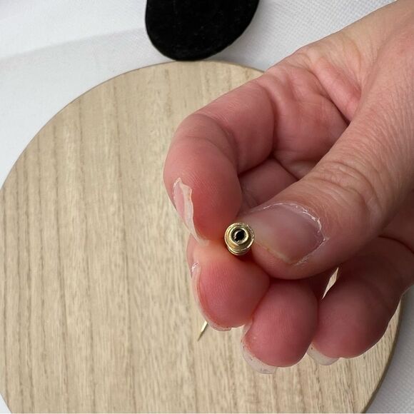 Vintage gold tone and pearl intricate stick pin (untested) - Picture 8 of 10